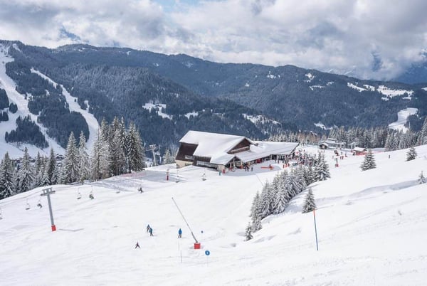 Skiing on the Chavannes ski area in Les Gets