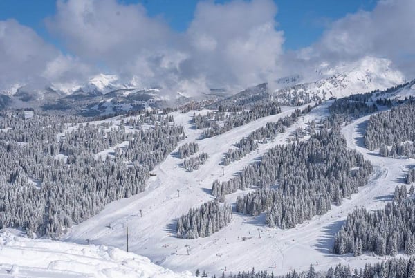 Skiing on the Chavannes ski area in Les Gets