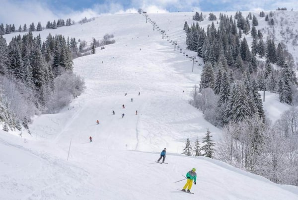 Skiing on the Chavannes ski area in Les Gets