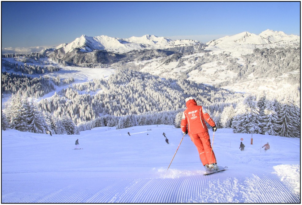 Spectacular fresh powder, sunshine and uncrowded pistes in Les Gets - Come and join us!
