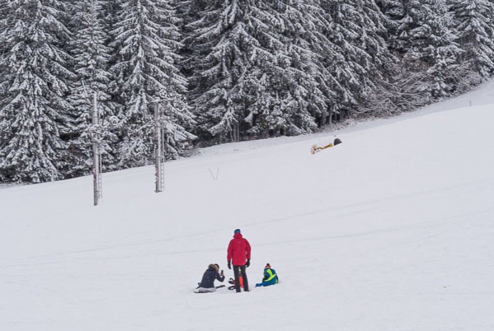Locals enjoying today's snow and ice skating - 26 Nov '17