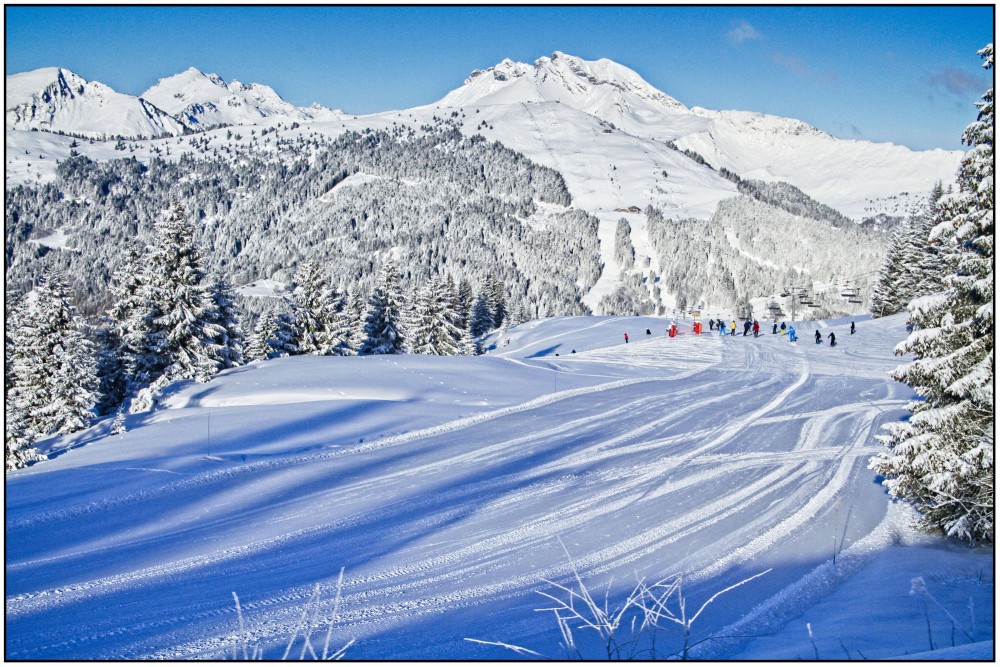 Spectacular fresh powder, sunshine and uncrowded pistes in Les Gets - Come and join us!